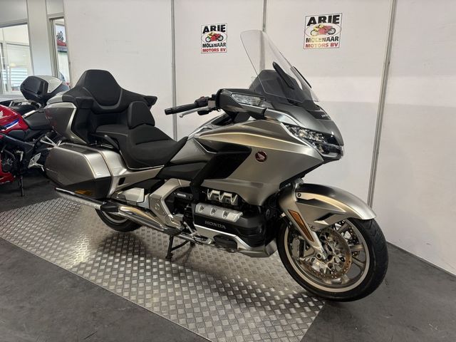 honda - gl-1800-goldwing-touring-deluxe