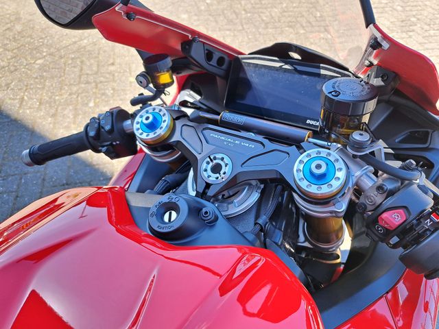ducati - panigale-v4-r