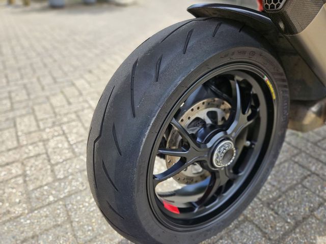 ducati - multistrada-v4-s-pikes-peak