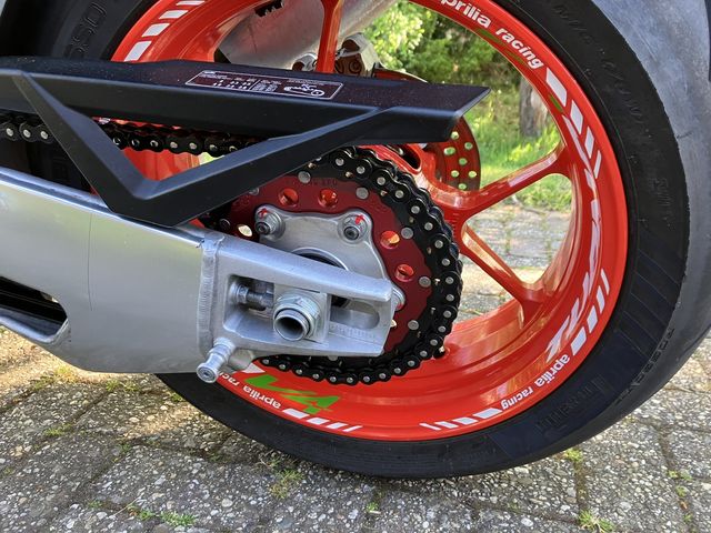 aprilia - tuono--v4-1100-factory