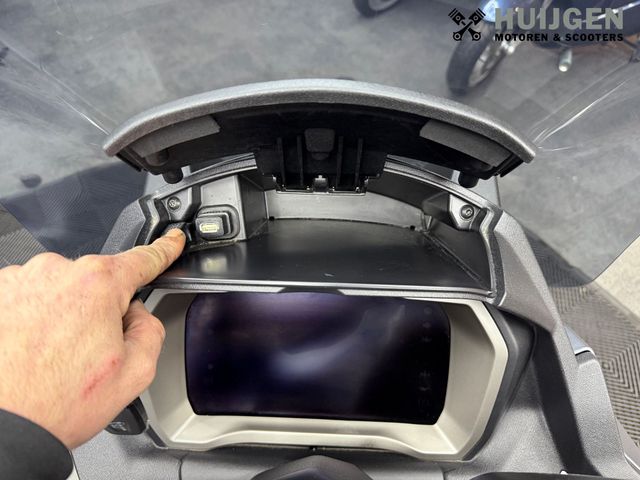 piaggio - mp3-530-hpe-advance-exlusive