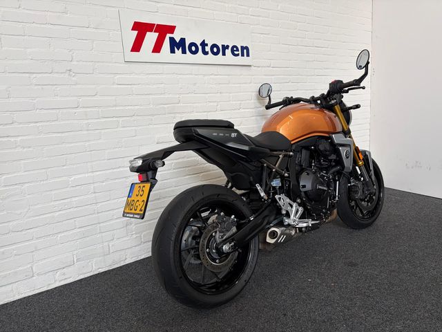 suzuki - gsx-8t