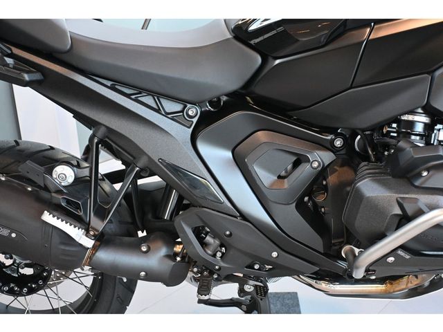 bmw - r-1300-gs-triple-black