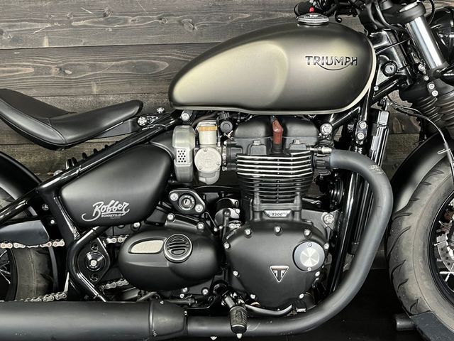 triumph - bonneville-bobber-black