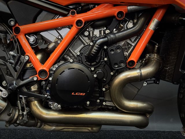 ktm - 1390-super-duke-r-evo