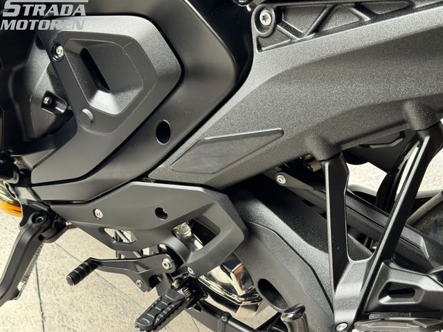 bmw - r-1300-gs-triple-black