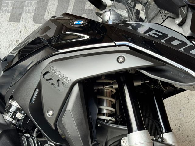 bmw - r-1300-gs-triple-black
