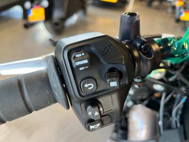 indian - scout-bobber-limited-tech