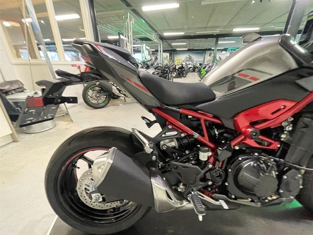 kawasaki - z900