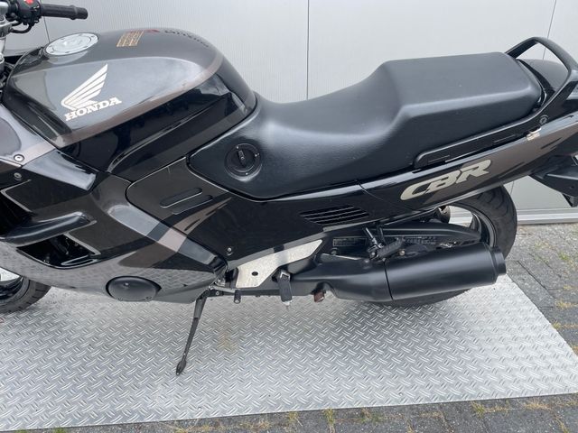 honda - cbr-1000-f