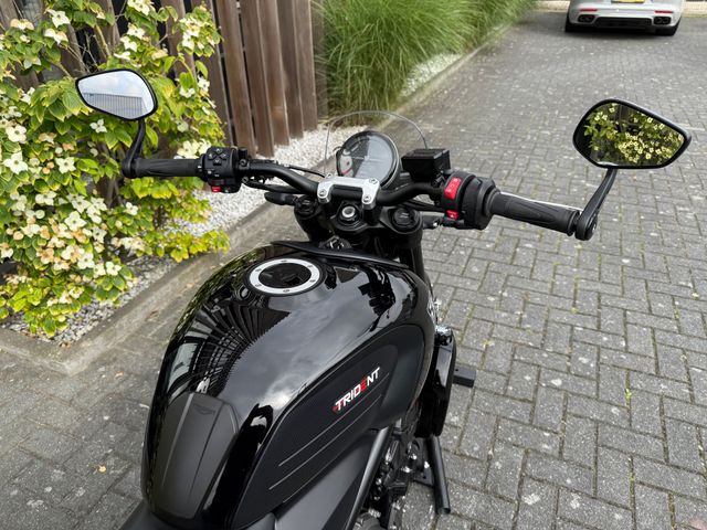 triumph - trident-660