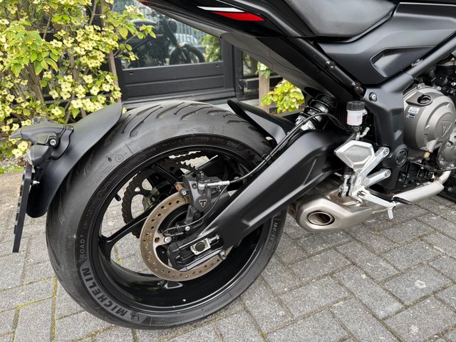 triumph - trident-660