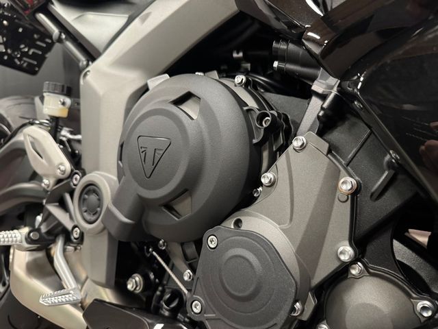 triumph - daytona-660