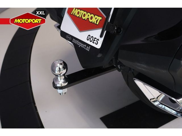 honda - gl-1800-goldwing-touring-deluxe