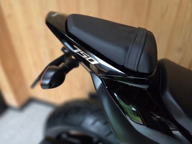 suzuki - gsr-750-a