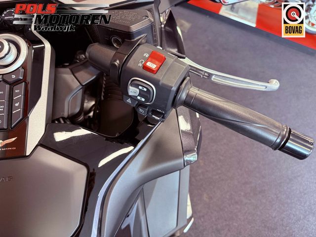 honda - gl-1800-goldwing-touring-deluxe