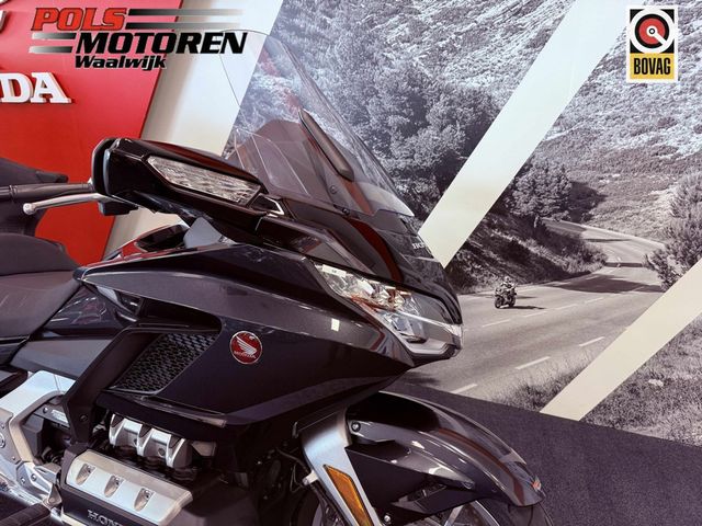 honda - gl-1800-goldwing-touring-deluxe