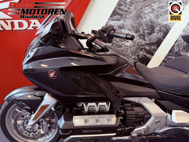 honda - gl-1800-goldwing-touring-deluxe