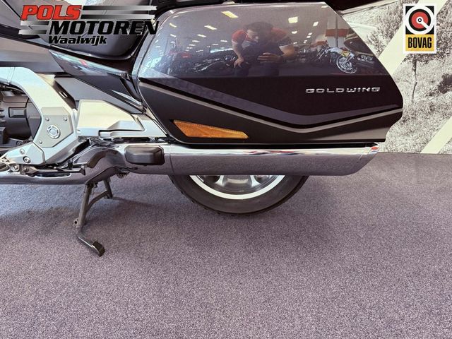 honda - gl-1800-goldwing-touring-deluxe