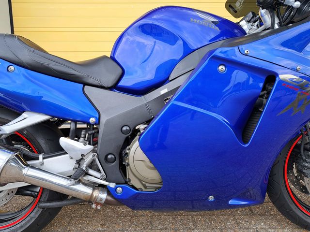 honda - cbr-1100--xx-super-blackbird