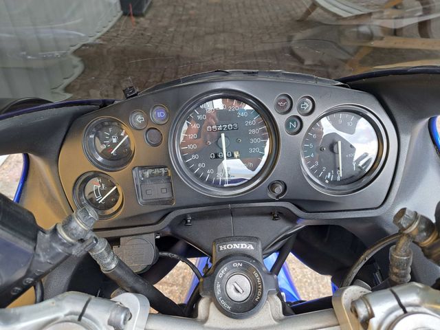 honda - cbr-1100--xx-super-blackbird