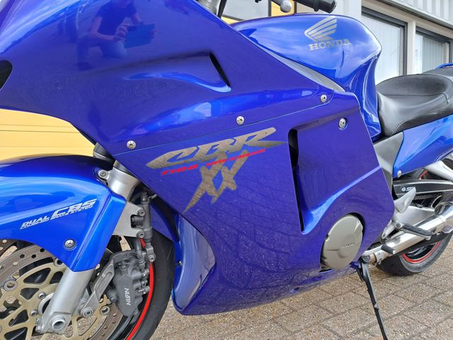 honda - cbr-1100--xx-super-blackbird