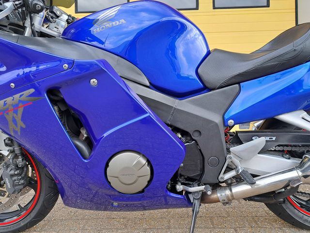 honda - cbr-1100--xx-super-blackbird
