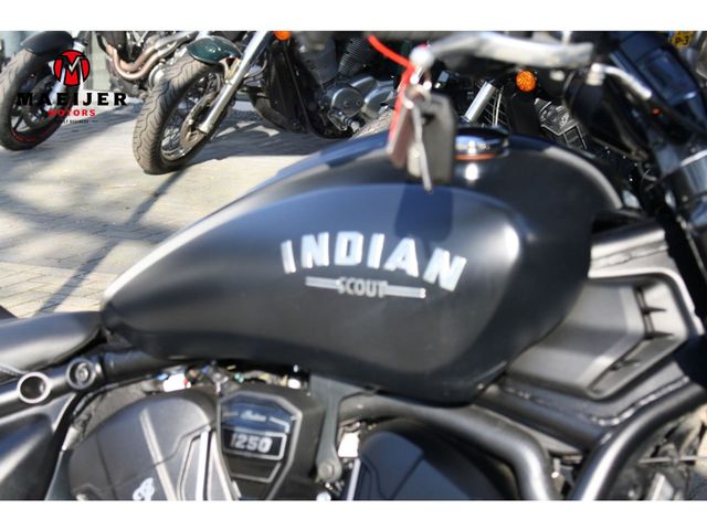 indian - scout-bobber-limited-tech