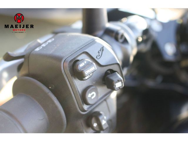 indian - scout-bobber-limited-tech