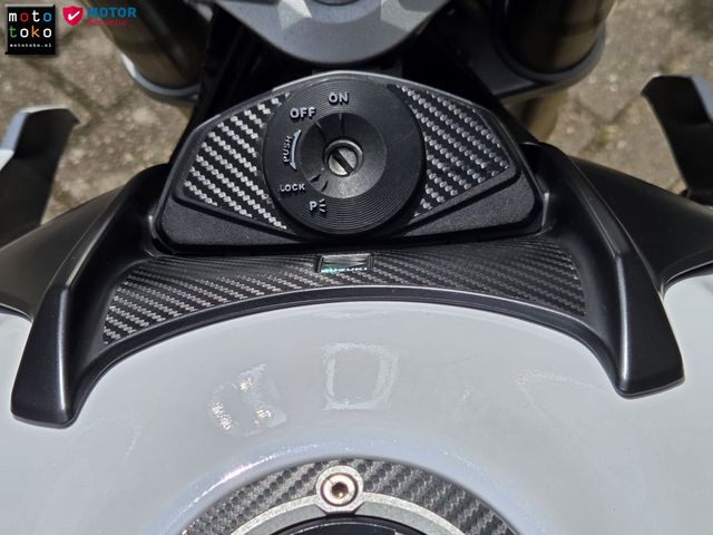 suzuki - gsr-750