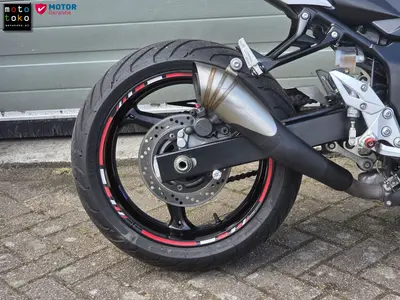 SUZUKI GSR 750 – foto 4