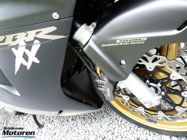 honda - cbr-1100--xx-super-blackbird
