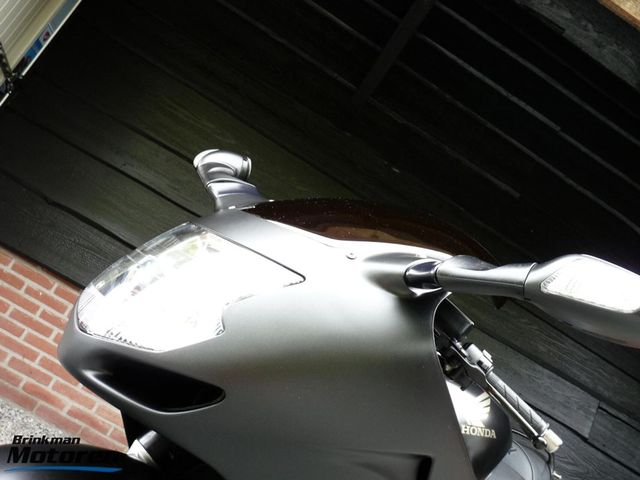 honda - cbr-1100--xx-super-blackbird