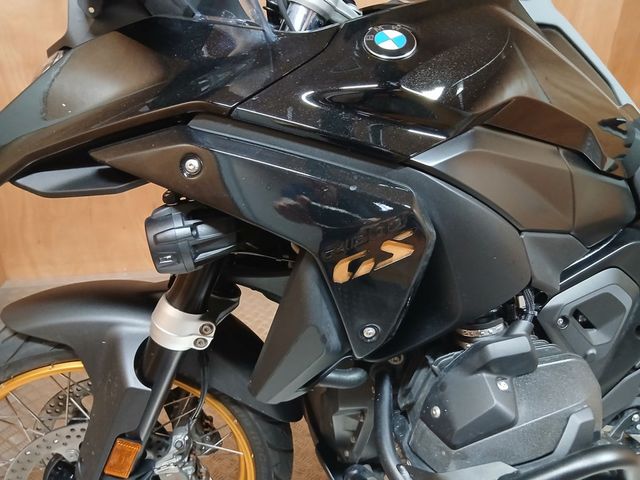 bmw - r-1300-gs-triple-black