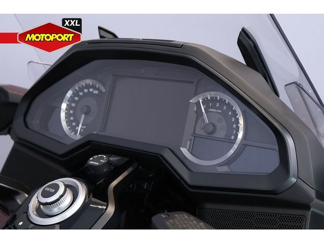 honda - gl-1800-goldwing-touring-deluxe