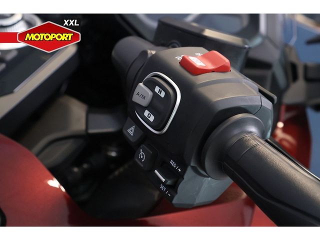 honda - gl-1800-goldwing-touring-deluxe
