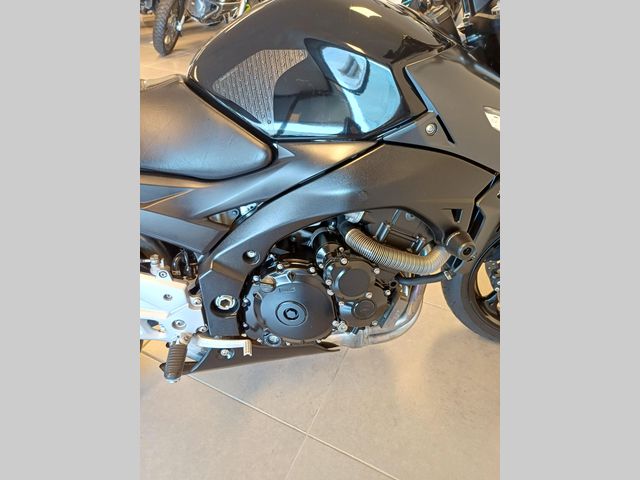 suzuki - gsr-600