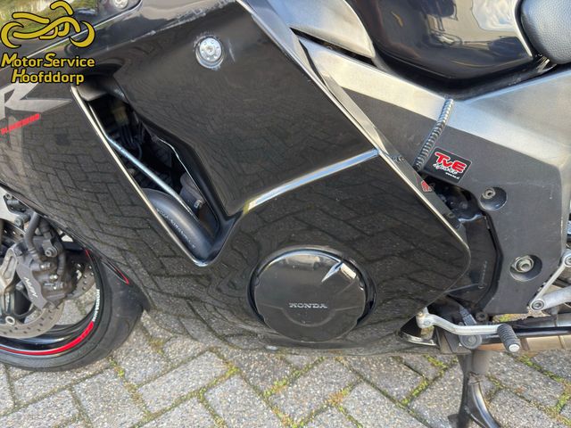 honda - cbr-1100--xx-super-blackbird