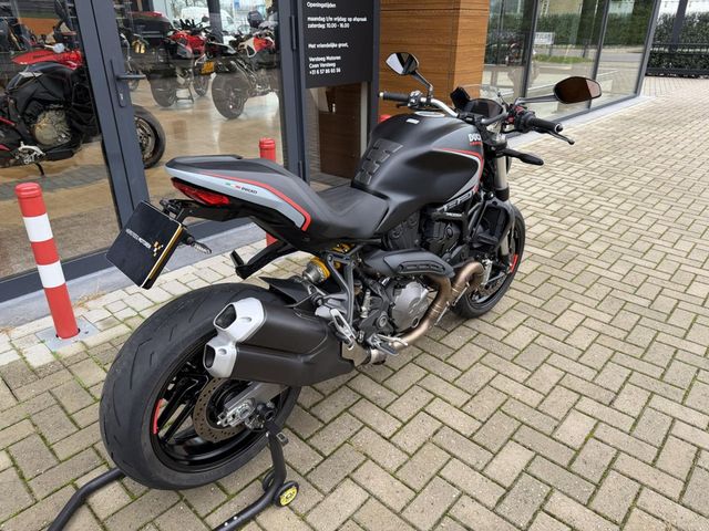 ducati - monster-821-stealth