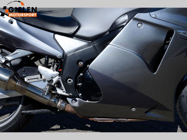 honda - cbr-1100--xx-super-blackbird