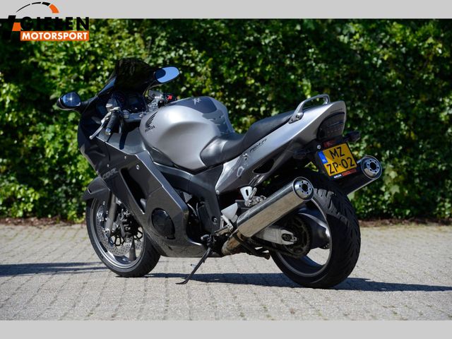 honda - cbr-1100--xx-super-blackbird