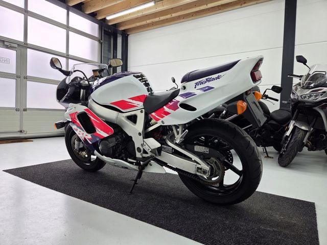 honda - cbr-900-rr-fireblade
