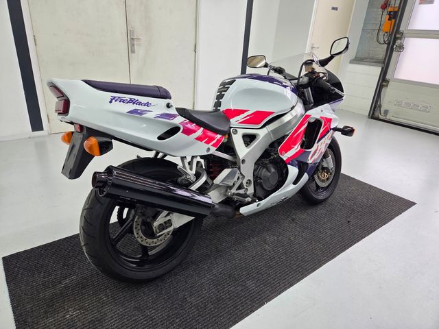 honda - cbr-900-rr-fireblade