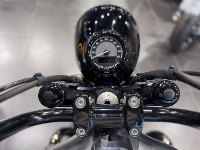 bmw - r-18-rocktane