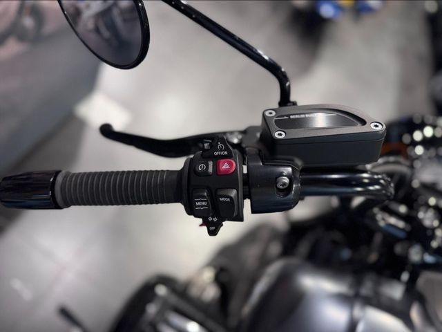 bmw - r-18-rocktane