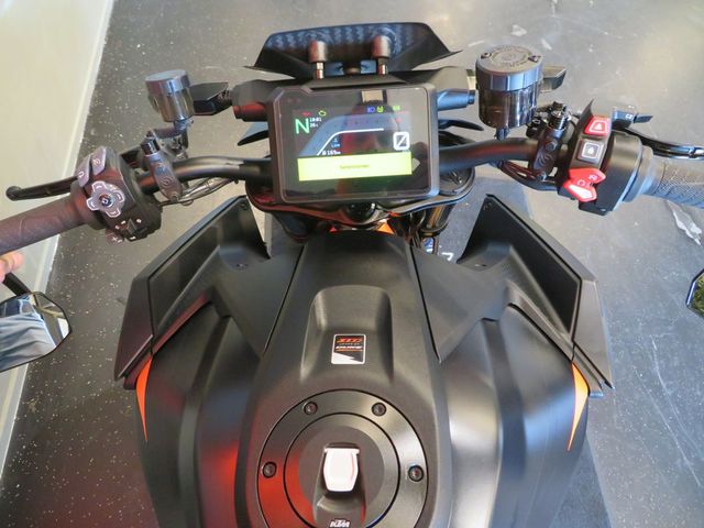 ktm - 1390-super-duke-r-evo