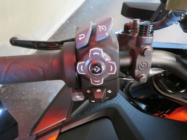 ktm - 1390-super-duke-r-evo