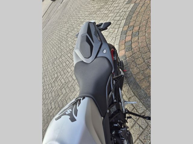 suzuki - gsx-8s