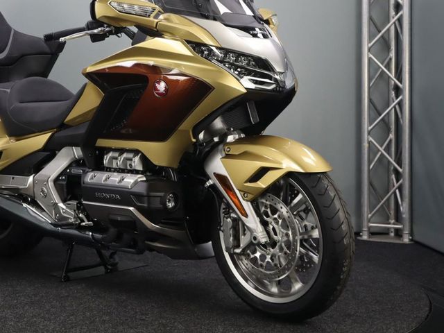 honda - gl-1800-goldwing-touring-deluxe