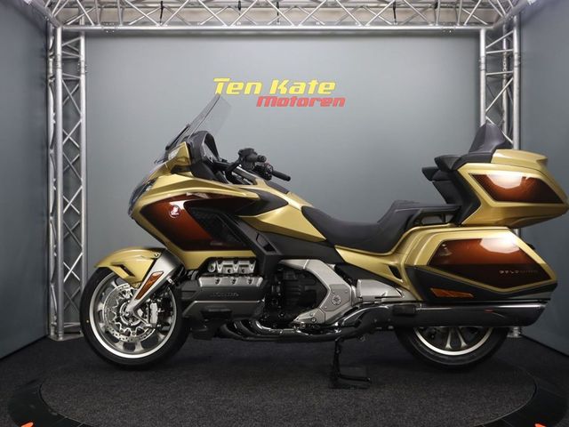 honda - gl-1800-goldwing-touring-deluxe